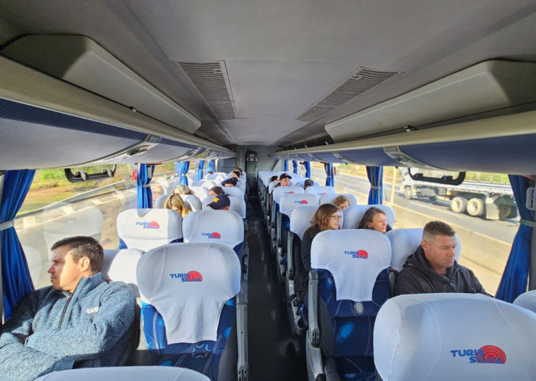 Os trajetos ocorrem de hora em hora e o pagamento de R$ 15 pode ser feito em dinheiro, cartão ou Pix