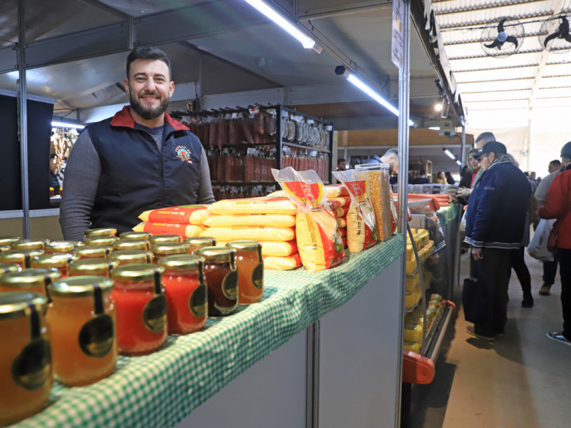 Movimento no Pavilh&atilde;o da Agricultura Familiar na 47&ordf; Expointer.
Expositor Bruno Renan Largo, agroind&uacute;stria do munic&iacute;pio de Constantino.

 Foto: ALINA SOUZA/JC