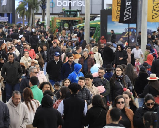Expointer tem estacionamentos lotados e público acima do esperado no 1º fim de semana