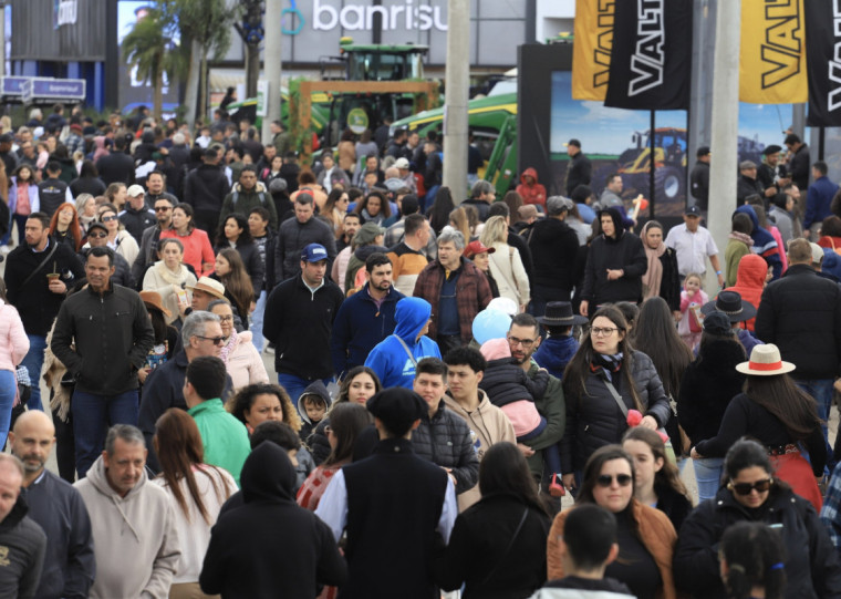 Após fixação de placas de estacionamento lotado, algumas pessoas foram embora