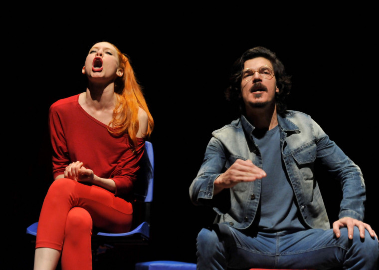 Letícia Kleemann e João Petrillo interpretam Alice e Marcos, um casal que se conheceu no final dos anos 80, e após uma década de relacionamento repleto de conflitos, crises e risadas, encontram-se em uma sessão de terapia de casal