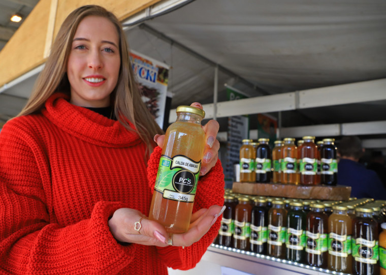 Leticia Sobucki vende as caldas com glitter na banca 302 do Pavilhão da Agricultura Familiar.