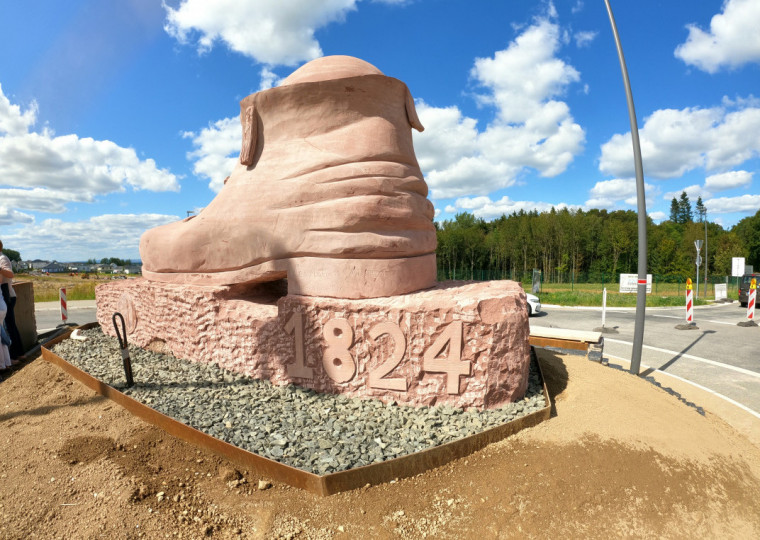 Bota em arenito leva o ano da chegada dos imigrantes alemãs ao RS