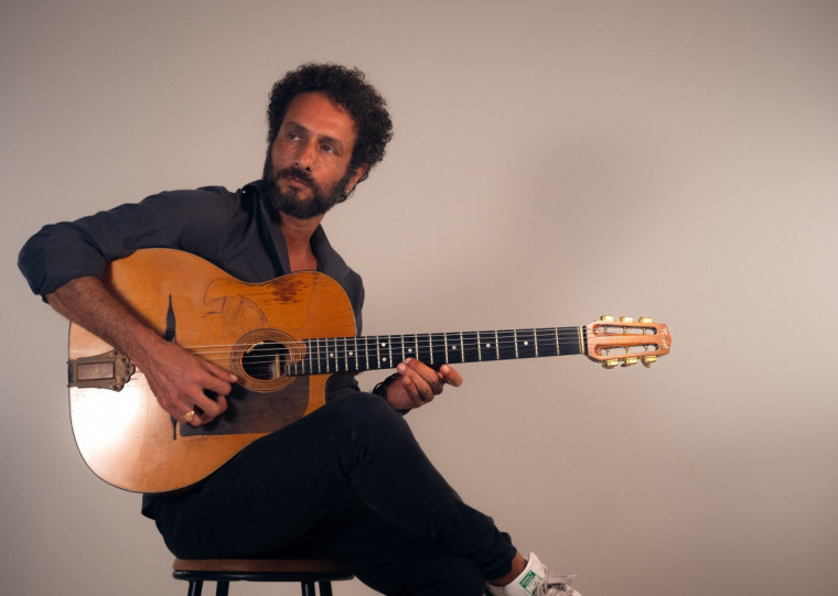 Yuval Ben Lior adota o violão cigano em repertório que mistura as influências musicais de seu país ao jazz e ao choro