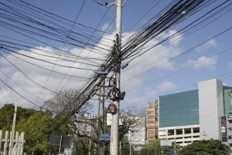 Operadoras e CEEE seguem sob pressão para regularizar redes de fiação em Porto Alegre