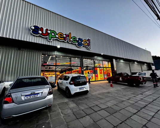 Rede de brinquedos Superlegal abre megaloja em avenida de Porto Alegre