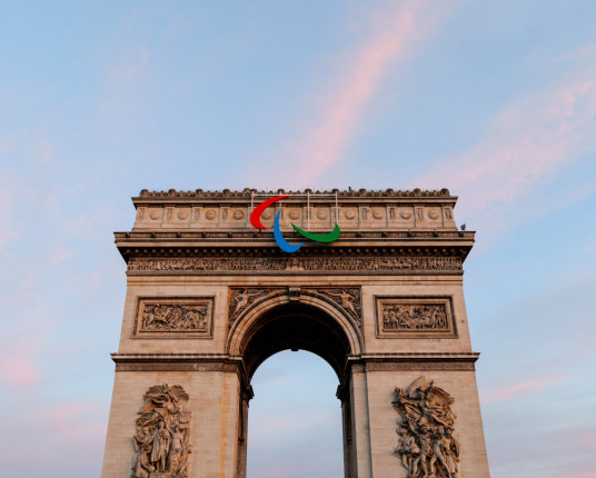 Abertura das Paralimpíadas troca o rio Sena pela Champs-Elysées na capital francesa