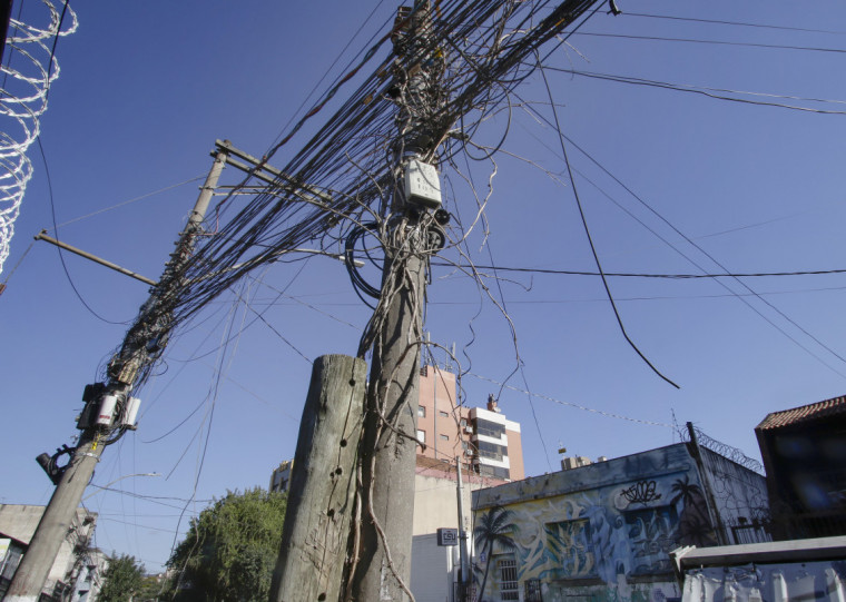 Entre a avenida Ipiranga e a rua Sebastião Leão, há 15 postes com emaranhados de fios 