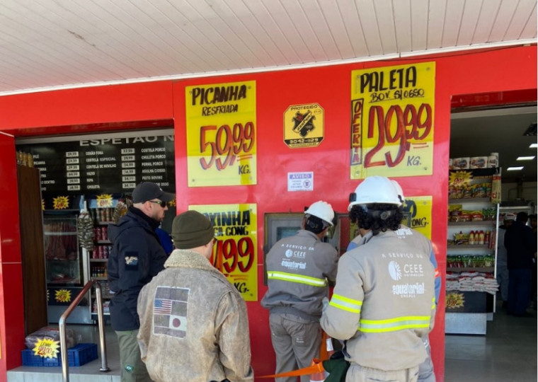 Equipes estiveram no local para fiscalizar o medidor do estabelecimento