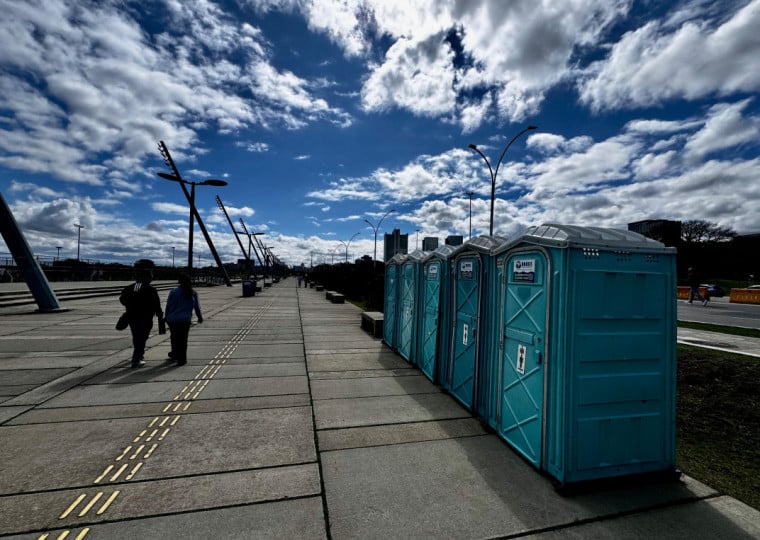 Após o Minuto Varejo mostrar a situação, banheiros foram instalados perto de quadras esportivas