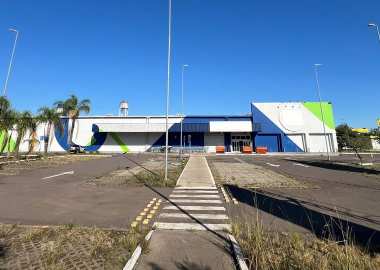 Prédio teve hipemercado do Carrefour por seis meses e terá atararejo de rede catarinense