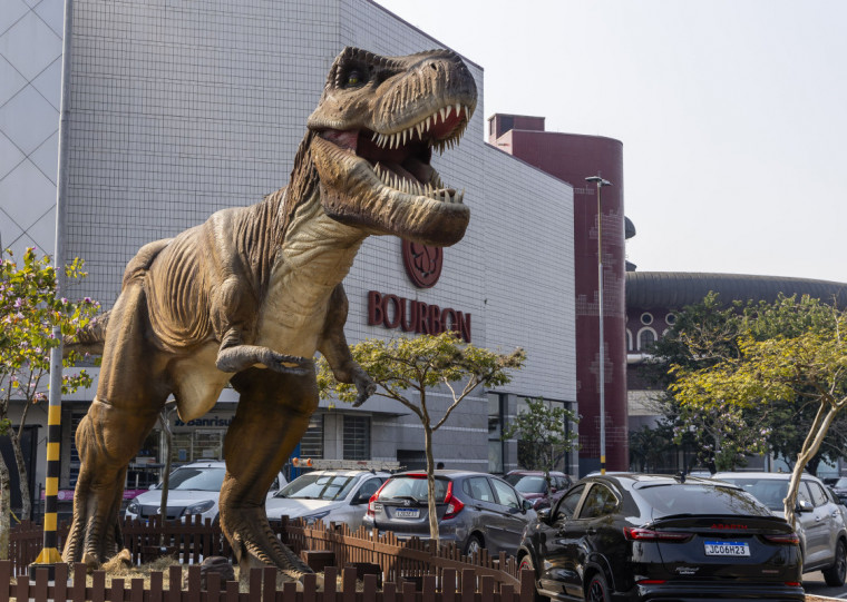 Com 13 réplicas realistas de dinossauros de até seis metros de altura, público embarca em uma incrível viagem ao mundo perdido e suas figuras pré-históricas na megaexposição Mundo Jurássico