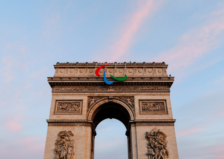 Assim como na Olimpíada, abertura do novo evento se insere a outro cartão-postal de Paris