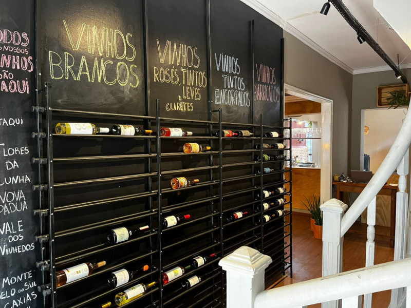 O empreendimento une cafeteria, restaurante e loja de vinhos Foto: JAMIL AIQUEL/ESPECIAL/JC