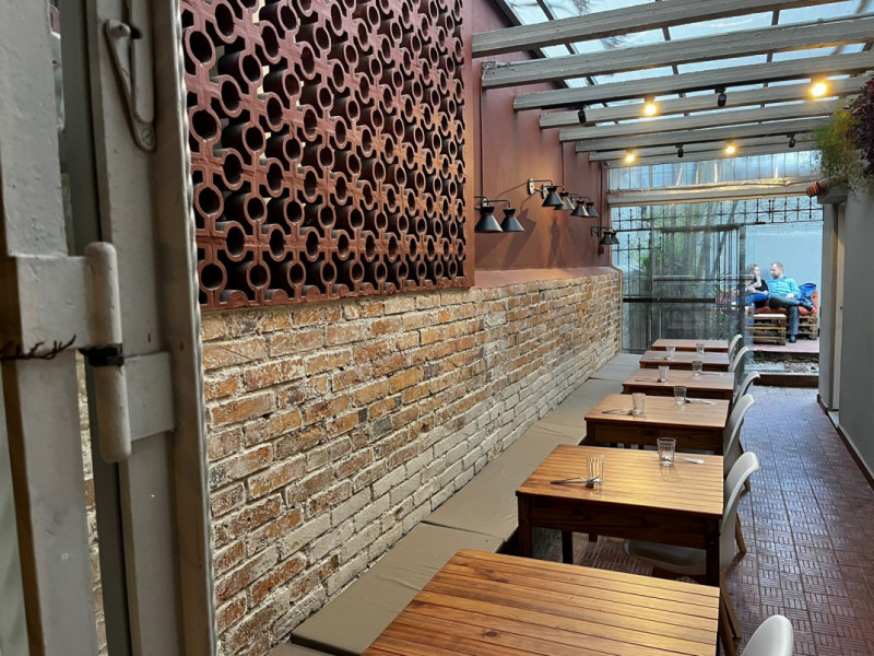 O empreendimento est&aacute; localizado em um espa&ccedil;oso casar&atilde;o com bastante ilumina&ccedil;&atilde;o natural  Foto: JAMIL AIQUEL/ESPECIAL/JC