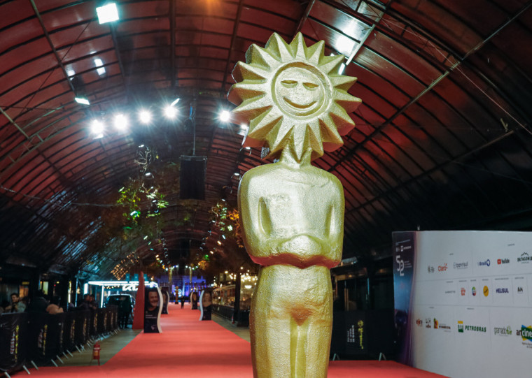 "Multinacionais de streaming est&atilde;o eliminando o trabalho autoral em nome de enlatados produzidos em massa", critica diretora Ana Muylaert