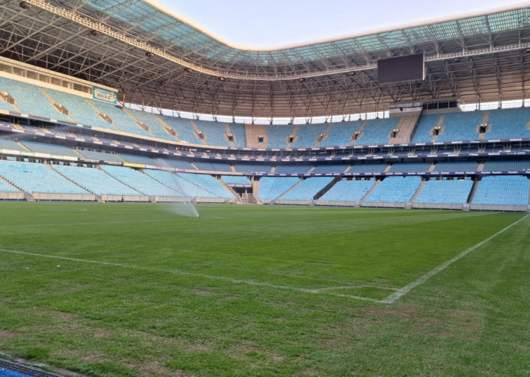 Gramado da Arena, replantado em junho, ainda não está completamente enraizado