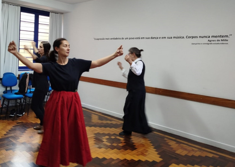 Las Voces de LatinoamÃ©rica Ã© a atividade que integra danÃ§a e textos de autores dos paÃ­ses vizinhos no projeto Ecarta AnfitriÃ£