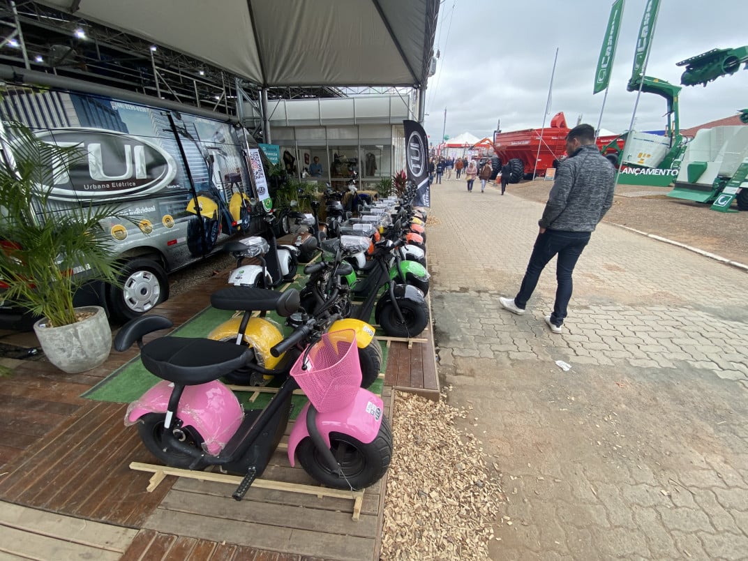 A carga completa das motos da Tui leva quatro horas em tomadas normais de 110v ou 220v | Mauro Belo Schneider