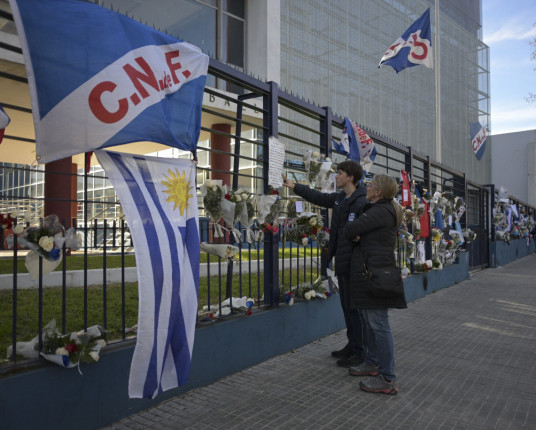 Avião com corpo de Juan Izquierdo chega a Montevidéu; velório será na sede do Nacional