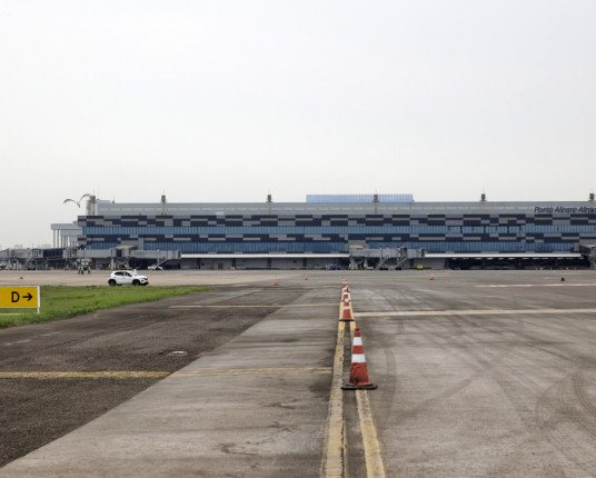 Obras de pavimentação na pista do Aeroporto Salgado Filho estão em fase final
