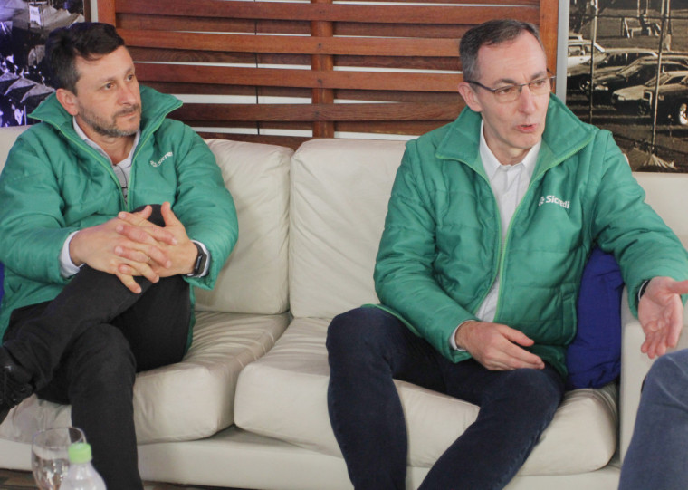 Leandro Gindri de Lima e Márcio Port, do Sicredi, estiveram no JC