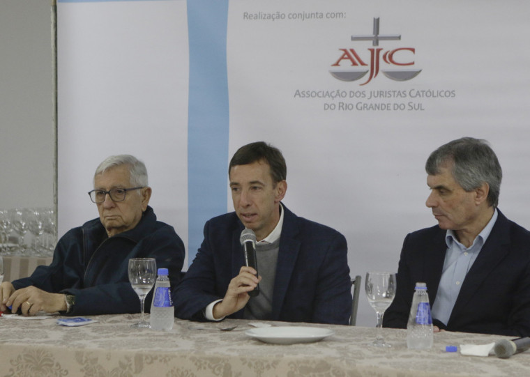 No almoço-palestra da ADCE, Claudio Teitelbaum apresentou ações do Sinduscon-RS após as enchentes no Estado 