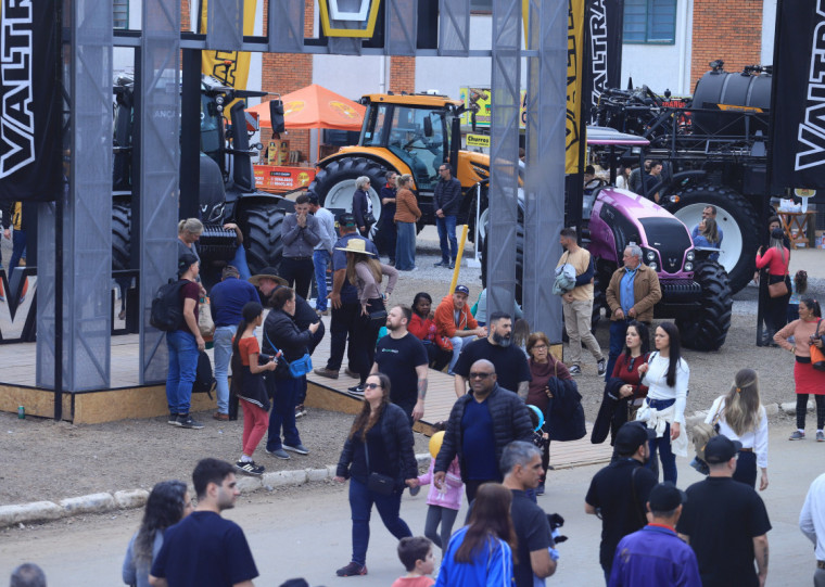 Vendas de máquinas tem marcha mais lenta, mas empresas esperam fazer negócios até sábado