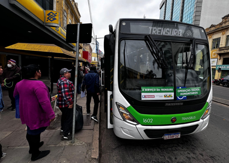 Ônibus da linha Trilhos Solidários tem parada na avenida Júlio de Castilhos, no Centro da Capital