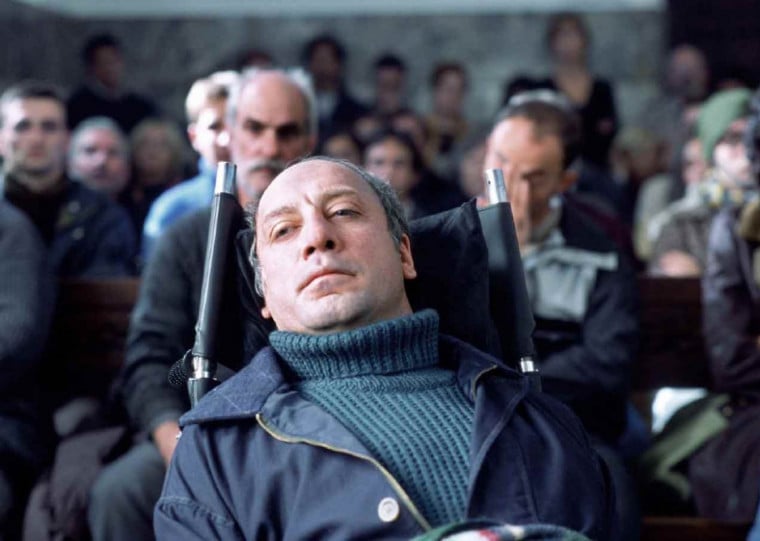 Baseado na história real de Ramón Sampedro, Mar Adentro narra a luta de um marinheiro que ficou tetraplégico após um acidente de mergulho, e luta pelo direito à eutanásia