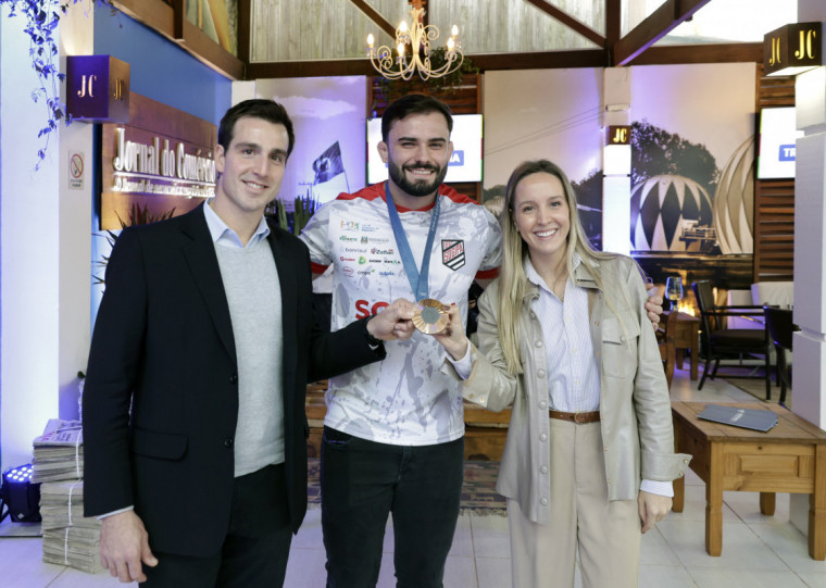 Giovanni e Stefania Jarros Tumelero recebem o judoca Rafael Macedo na Casa do JC na Expointer
