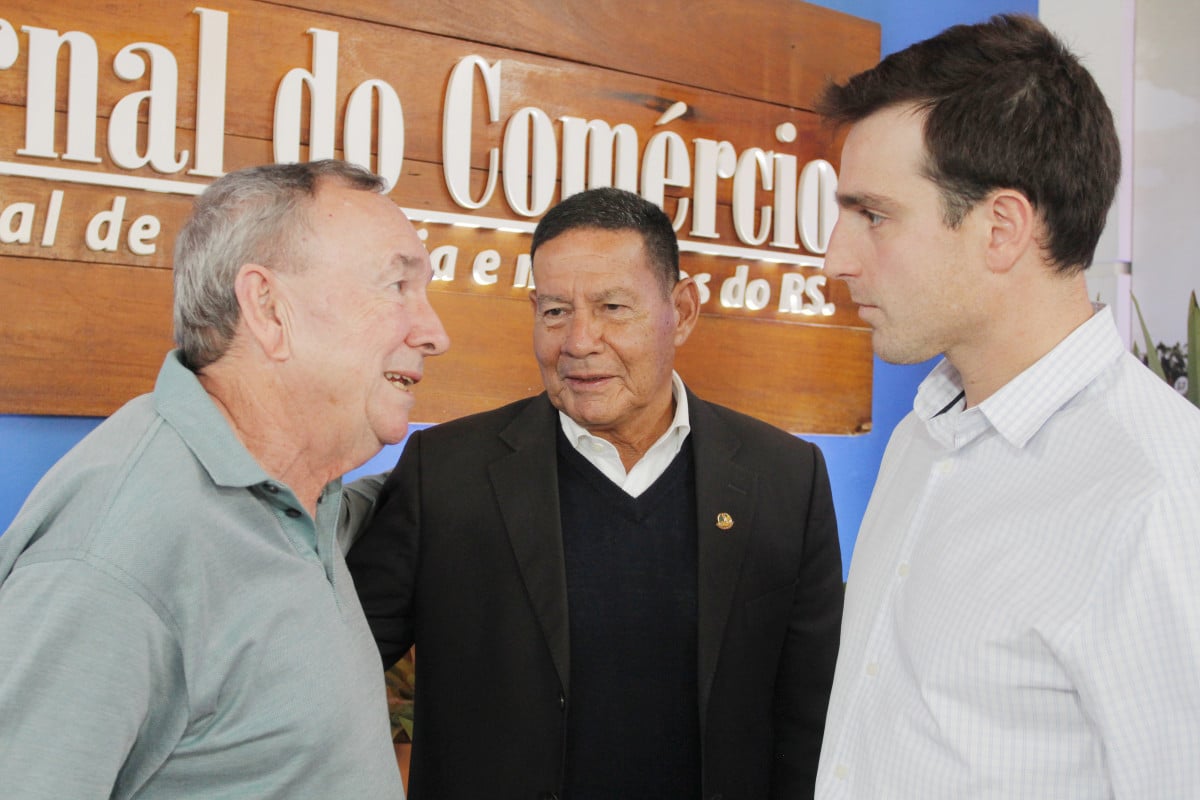 Tramontina e Mour&atilde;o foram recebidos pelo diretor-presidente do JC, Giovanni Jarros Tumelero | EVANDRO OLIVEIRA/JC
