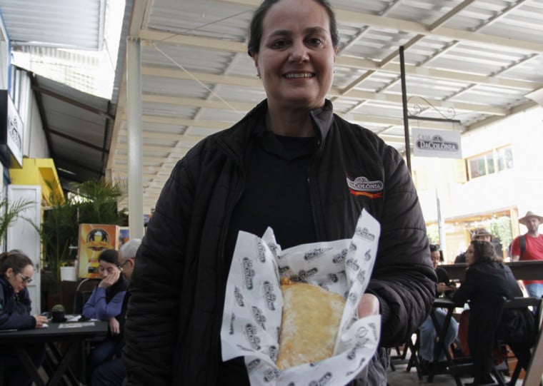 Luane mostra o pastel de cordeiro lançado especialmente para a feira