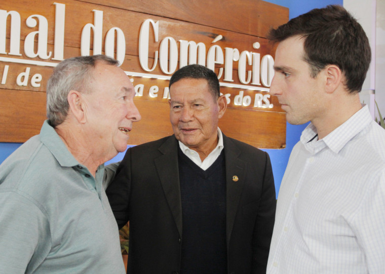 Clovis Tramontina durante encontro com Giovanni Jarros Tumelero e o senador Hamilton Mourão na Casa JC