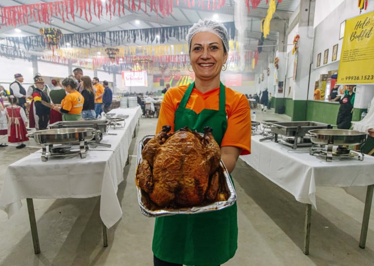 Uma galinha custa R$ 65,00 e serve at&eacute; quatro pessoas