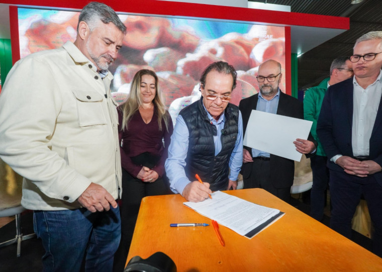  Décio Lima, presidente do Sebrae, assina o documento junto com o ministro da Reconstrução, Paulo Pimenta (E) 