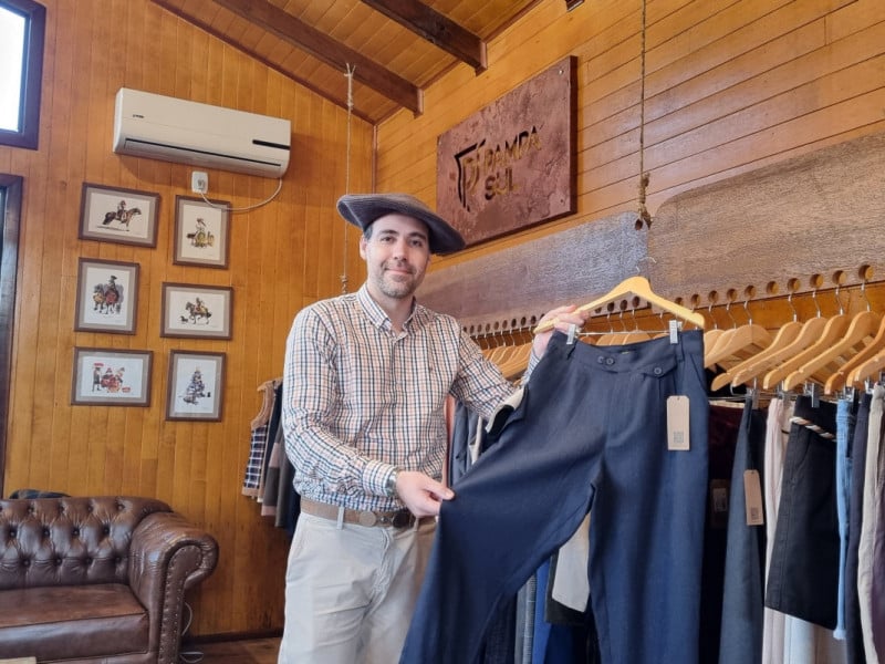 Alex Bernadi &eacute; representante da Pampasul, marca com foco em bombachas  Foto: jAMILAIQUEL/ESPECIAL/JC