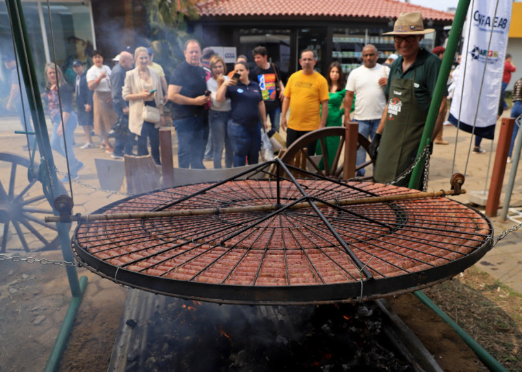 A linguiça gigante visa divulgar o Alegrete, a capital nacional do produto, e celebrar 100 anos da Sargs