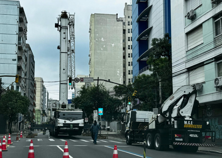 Guindaste gigante avenida Independência bloqueia parte da via 