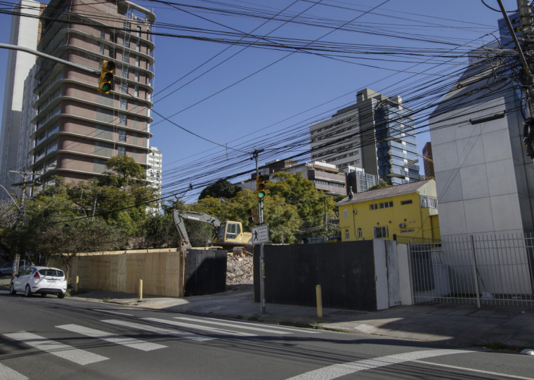 Terreno em construção na esquina da rua Quintino Bocaiúva com rua Tobias da Silva