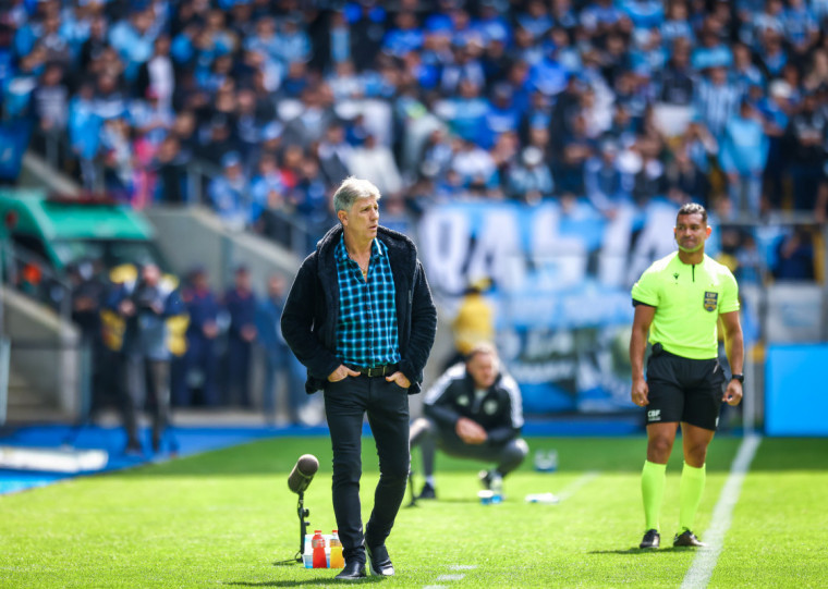 Técnico gremista tirou três dos quatro melhores jogadores do time em um espaço de 15 minutos

