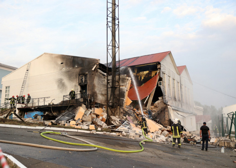 Em solo, houve v&aacute;rios danos a infraestrutura e ao menos tr&ecirc;s feridos