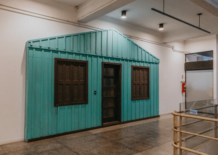 Performance busca ressignificar a exposição Fachada através de novas cores
