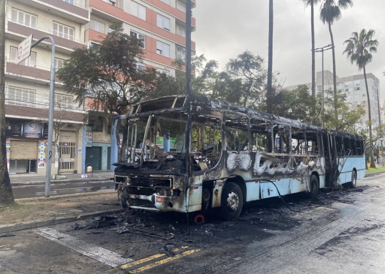 O ônibus da empresa Soul foi destruído pelo fogo no início da manhã