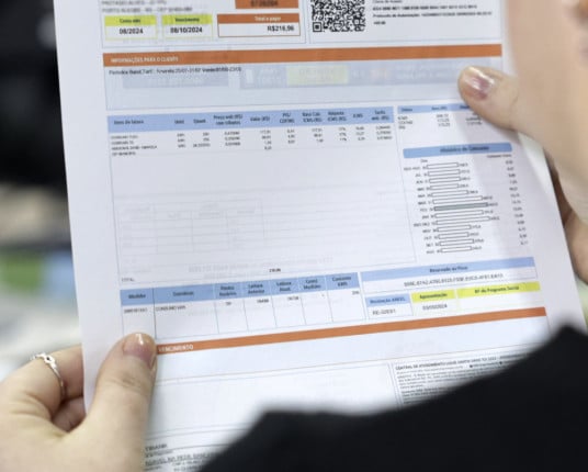 Outubro terá bandeira tarifária vermelha patamar 2; conta de luz fica mais cara