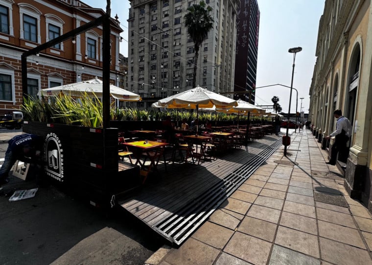 Parklet, que fica em frente aos restaurantes do Mercado Público, é nova opção para clientes