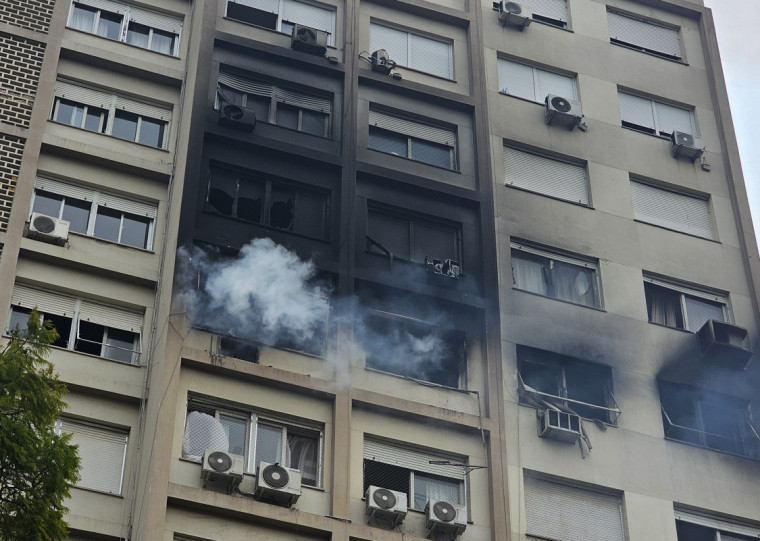 Incêndio atinge apartamento na avenida Borges de Medeiros, em Porto Alegre