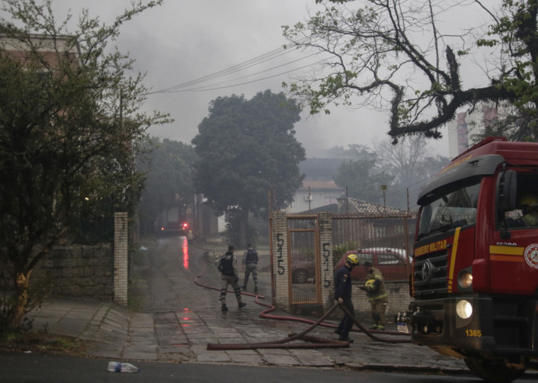 As chamas foram contidas, mas h&aacute; risco de desabamento em uma das estruturas laterais