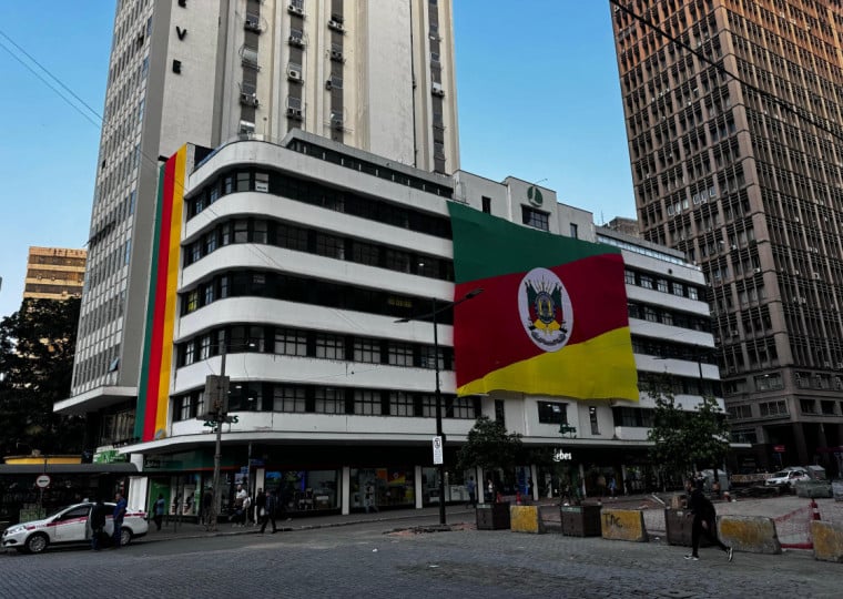 Bandeira na fachada da Lebes, no Centro de Porto Alegre, equivale ao tamanho de lojas da rede