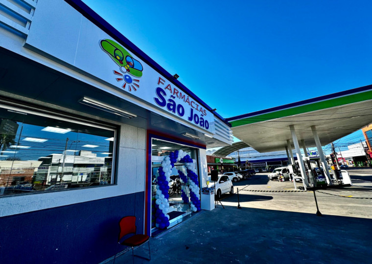 Farmácia fica ao lado de um posto de combustíveis na Zona Norte, em área que teve inundação